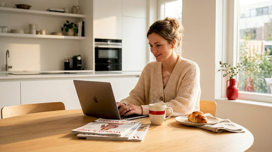 Terwijl ze haar ontbijtje eet, bladert een vrouw door parfumreviews op haar telefoon.